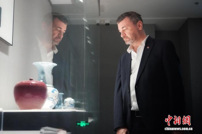 图为18日,世界市长对话·景德镇活动嘉宾“走读”景德镇。孔文进 摄