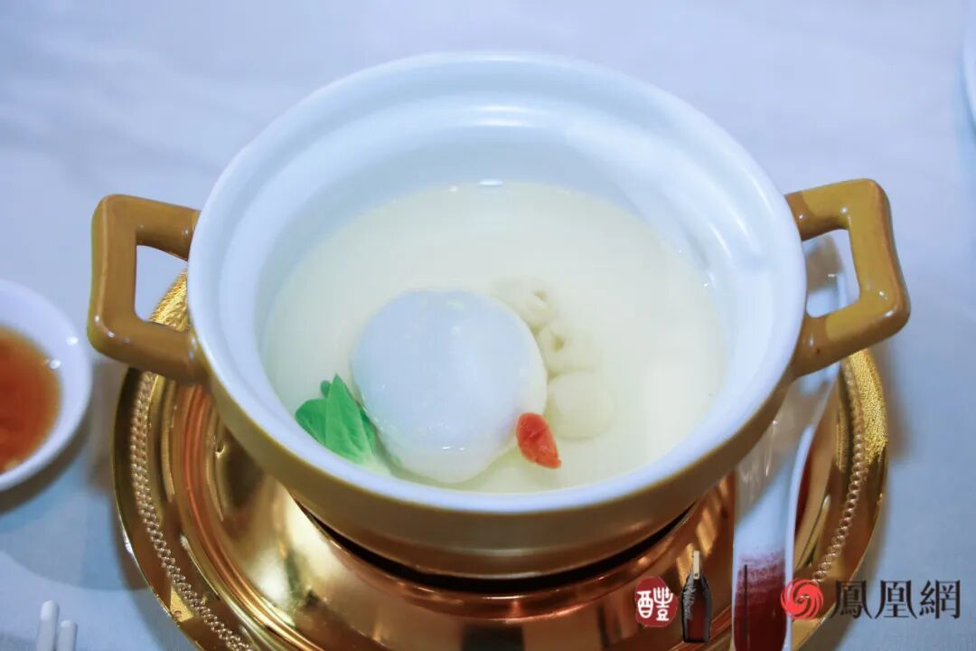 △丹江口白刁鱼圆炖洪莲