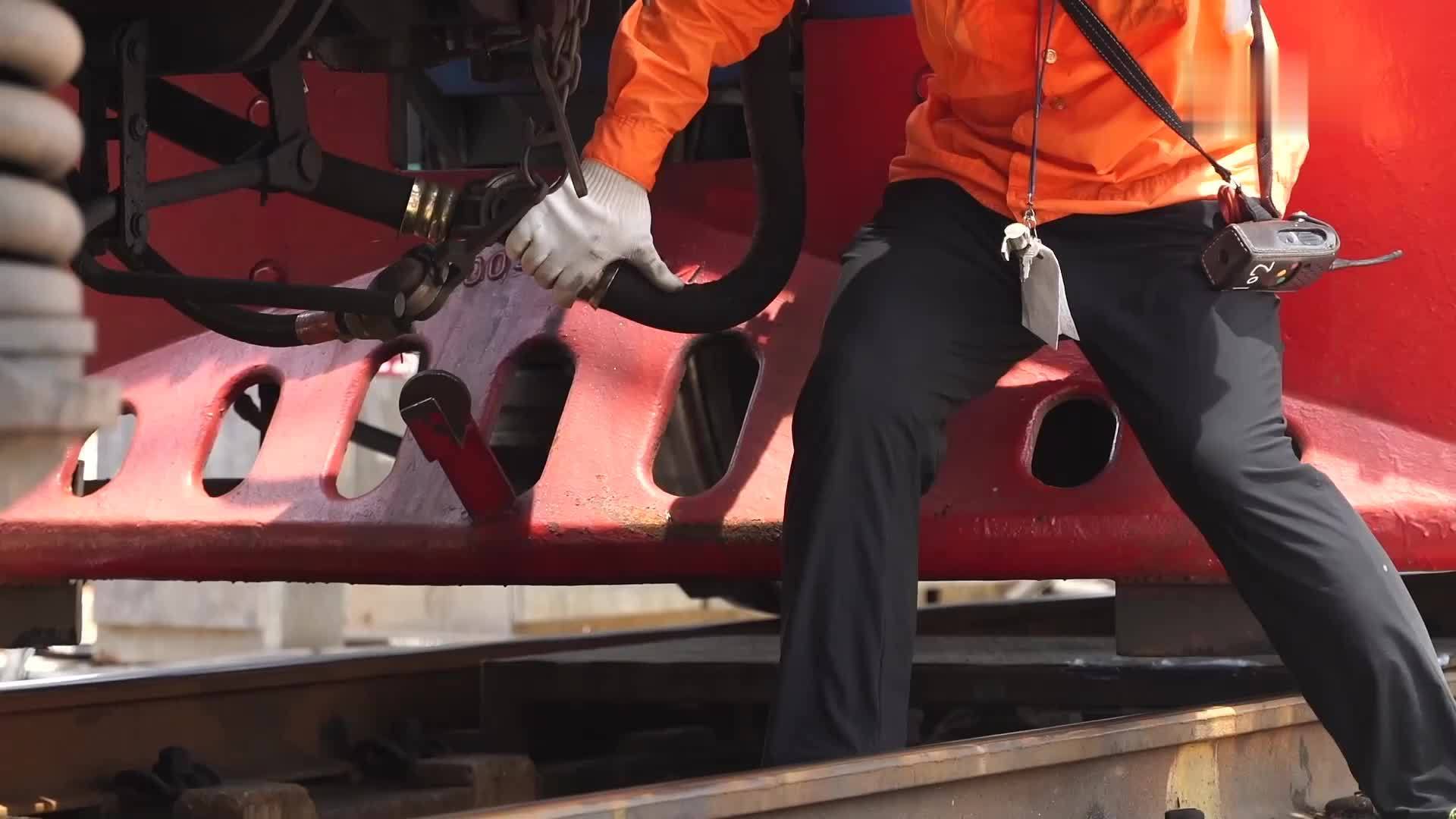 解码“劳有所得”的民生实践：“万钩零违章”的专注 保障旅客安全出行