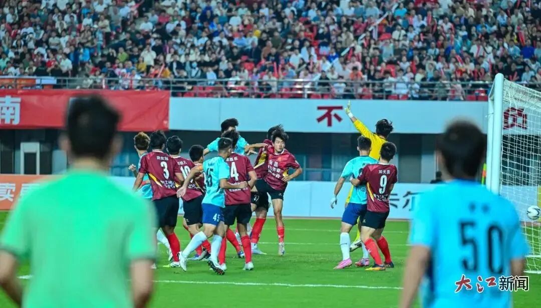 9月20日,南昌队主场迎战赣州队,赣州队头球进攻得分。江西日报全媒体记者张翰林摄
