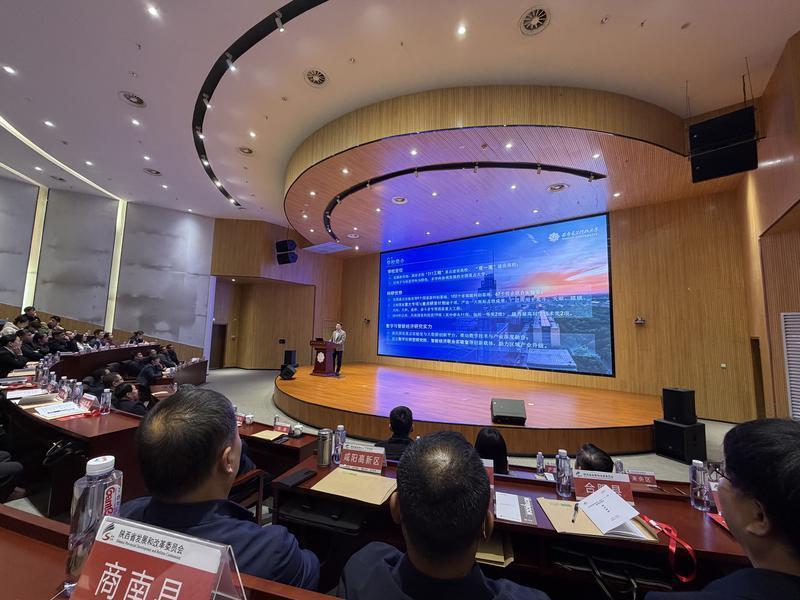在西安電子科技大學(南校區),陜西省營商環境研究院院長對運行情況的細致講解,讓觀摩團深化了對營商環境建設的認知。