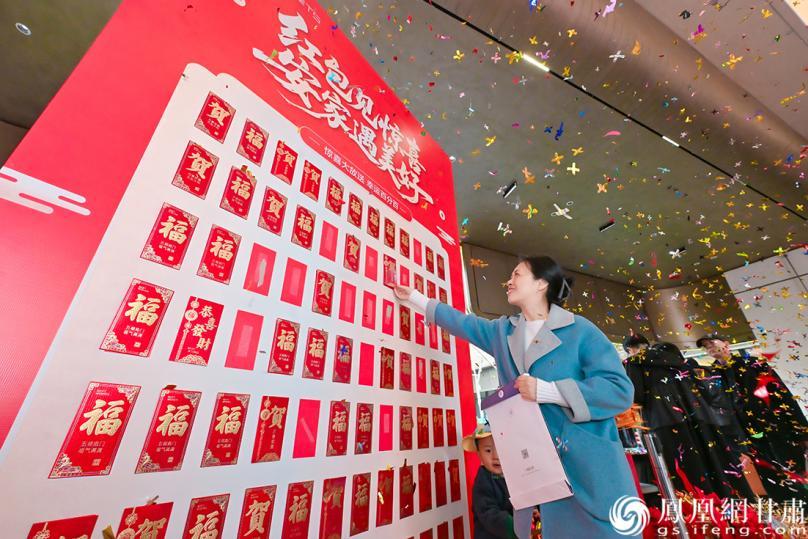 业主认购签约后参与抽红包活动,喜悦氛围溢满现场。