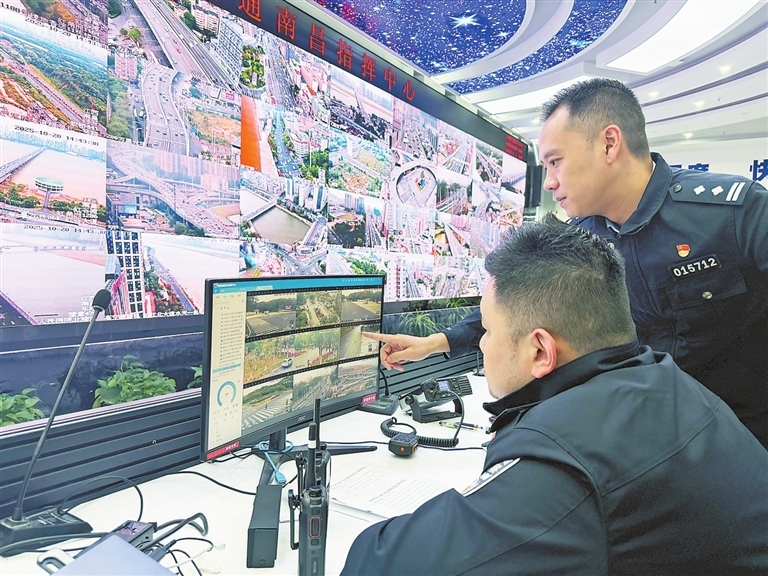 指挥中心民警通过后台查看“智慧信号灯”使用情况。 本报全媒体记者 蔡颖辉摄