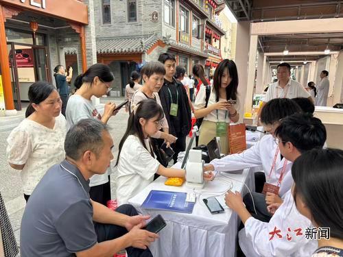 市民体验AI把脉问诊。 全媒体记者 刘文琴 摄