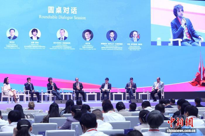10月19日,“世界市长对话·景德镇暨2025景德镇论坛”在江西景德镇举行。中新社记者 刘占昆 摄
