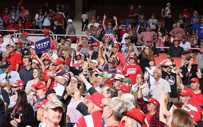 ▎2020年,特朗普的支持者陸續進入亞利桑那州退伍軍人紀念體育館,準備參加集會。(圖源:Cronkite News)