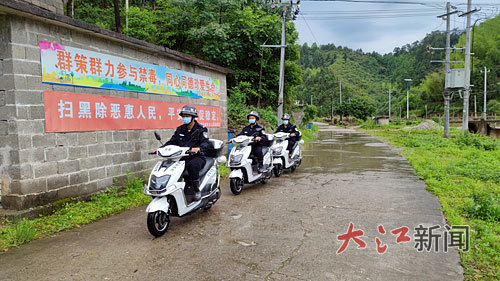 义警队员在巡逻(图/受访单位提供)