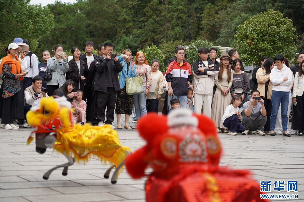 机器狗“旺旺”引起游客围观。新华网发
