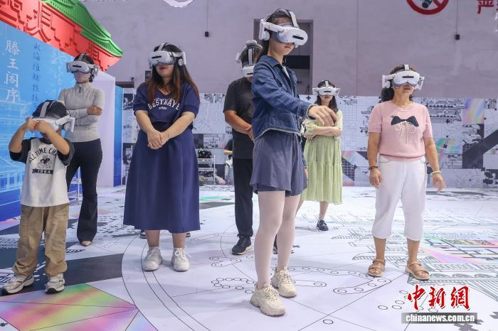 10月18日,不少观众在第七届VR/AR产业博览会现场体验“千年一序滕王阁”VR大空间项目。刘力鑫 摄
