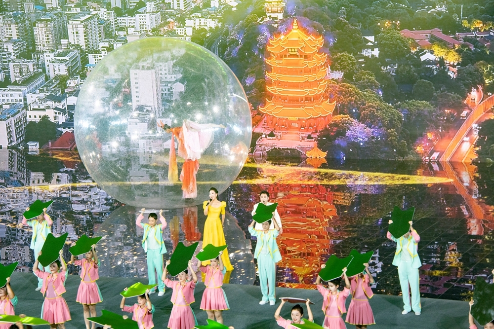 机器人传递圣火 王霜点燃主火炬 武汉市第十二届运动会在车谷开幕