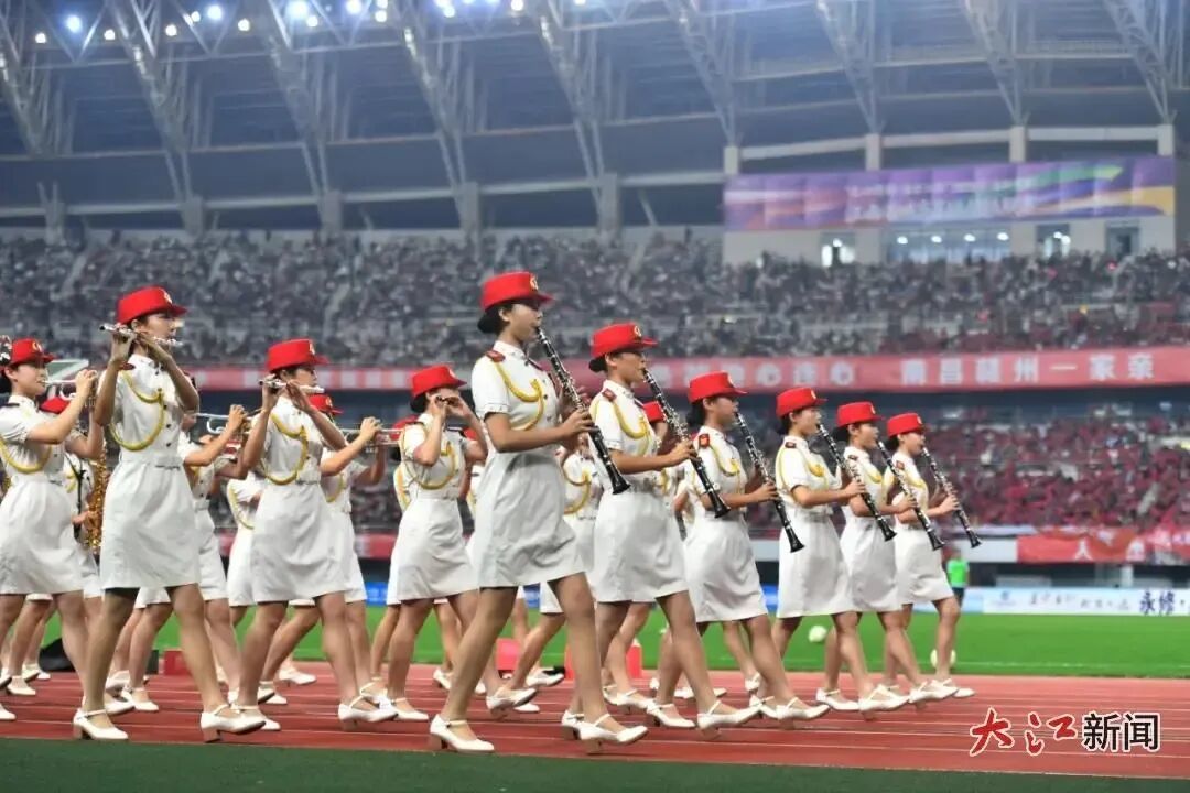 9月20日,赣超淘汰赛阶段首轮,南昌队主场对阵赣州。江西师大女子军乐团现场演出。大江新闻 全媒体记者王祺 摄