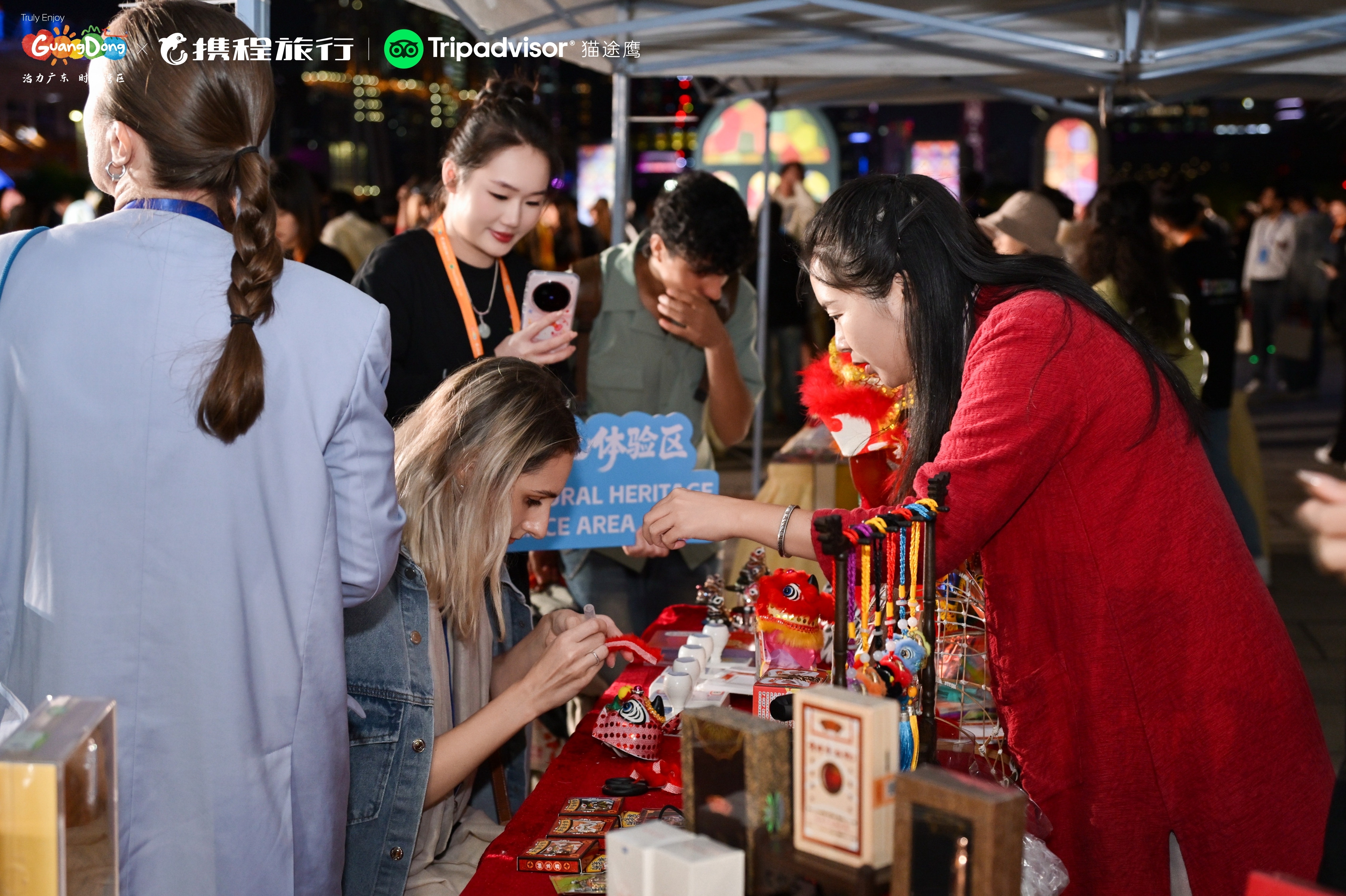 图:海外嘉宾体验岭南非遗技艺