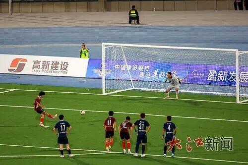 8月17日晚,景德镇主场逼平南昌。南昌队球员夏威夷(左一)打入点球。江西日报全媒体记者 李征 摄