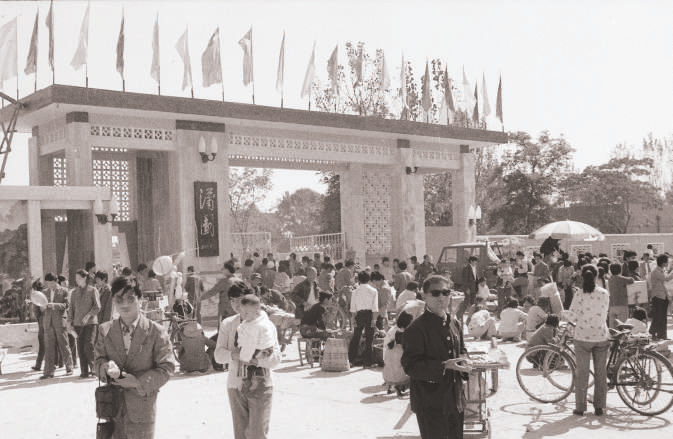 蒲园开放首日涌进万名游客