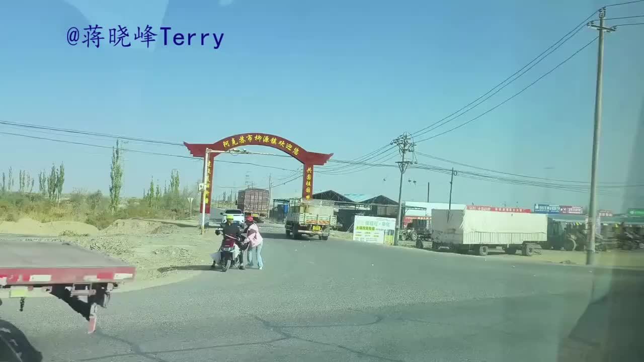 记者实拍阿克苏棉花田：洁白新疆棉背后鲜为人知的秘密 记者现场采访新疆阿克苏棉花田，新疆棉洁白与众不同，机械化操作，提质增效，造福当地人