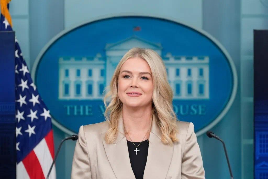 ▎白宮新聞秘書卡羅琳·萊維特。10月16日,在被問及是誰選定布達佩斯作為美俄會晤地點時,她回復道,“是你媽選的。”(圖源:美聯社)