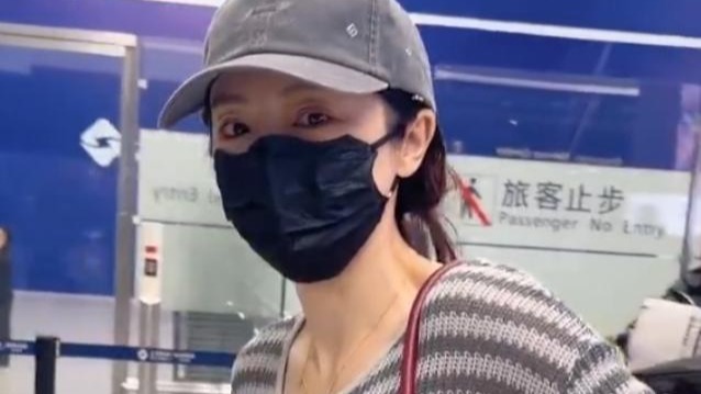 董璇被传怀孕后首次出现！在机场刻意脱下厚外套，答案已经很明显封面图