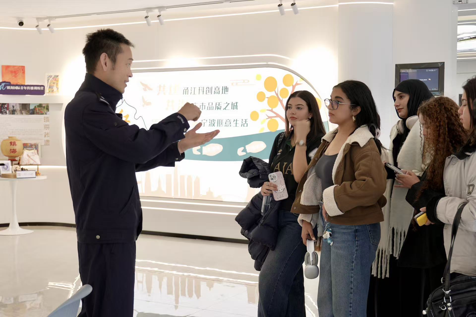 镇海首个“飞遗station”亮相移民会客厅!外籍新生感受非遗魅力