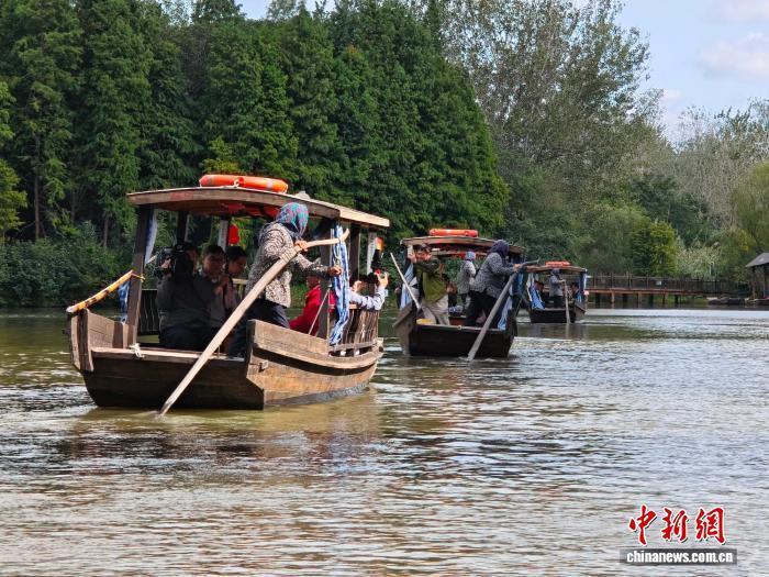 湖南村大力发展的摇橹船旅游项目。孙权 摄