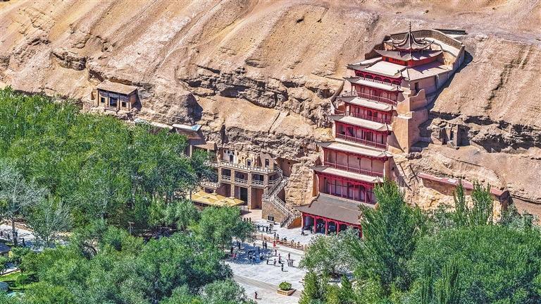 游客在敦煌莫高窟游览　新甘肃·甘肃日报记者　高樯