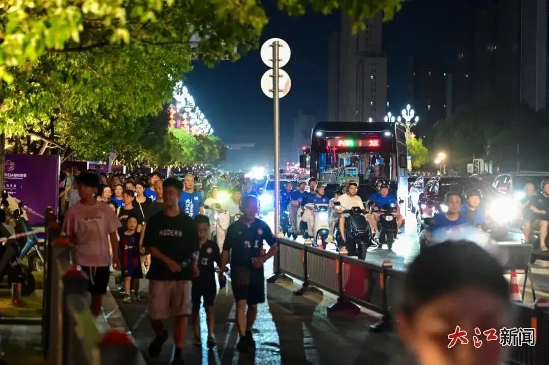 8月23日,九江市八里湖体育中心,赛后有序散场的球迷。江西日报全媒体记者洪子波 摄