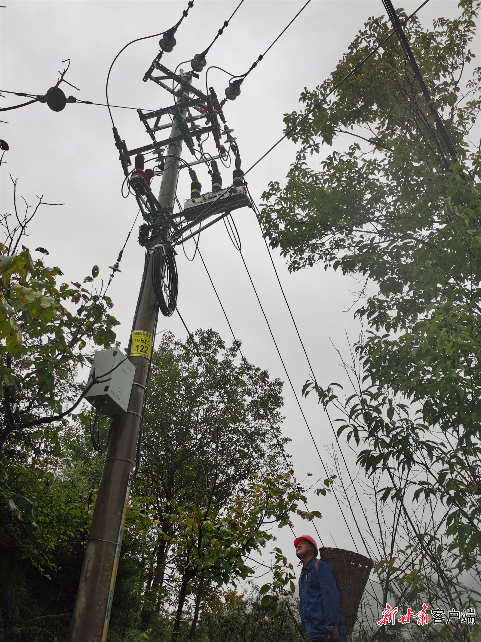 “背篓电工”宋刚开展线路巡检工作