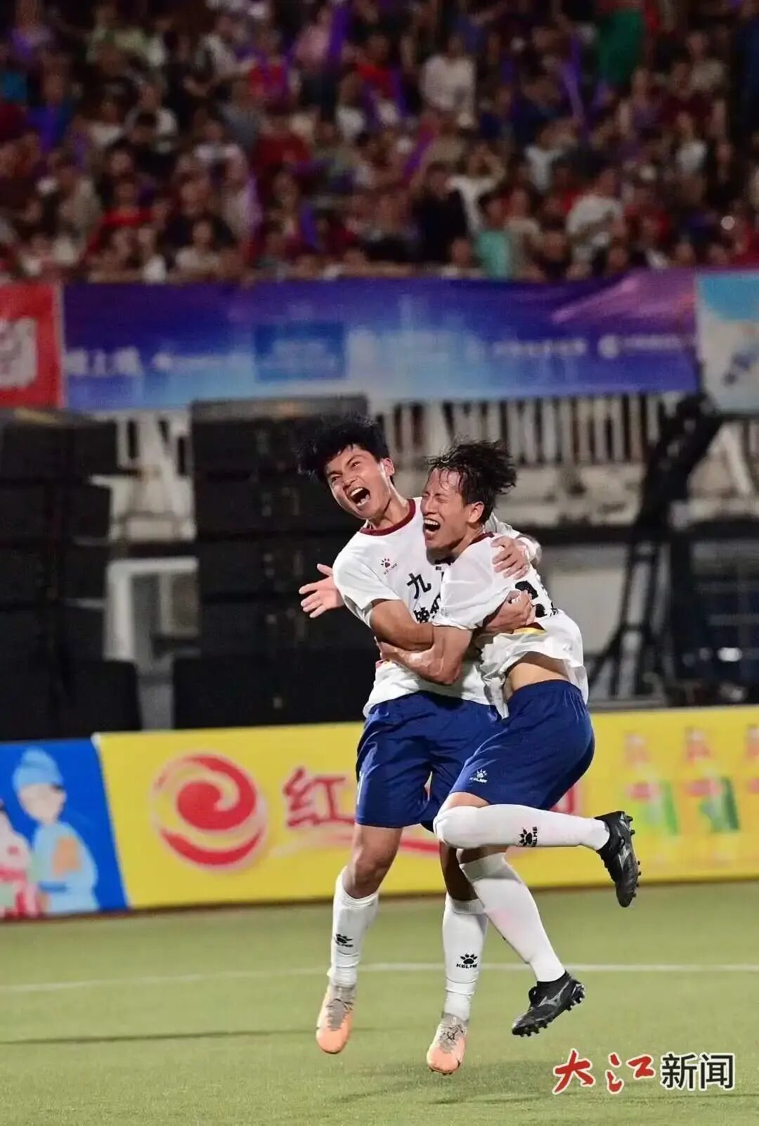 7月20日,赣超第二轮,九江队进球后,队员拥抱庆祝。江西日报全媒体记者杨继红 摄