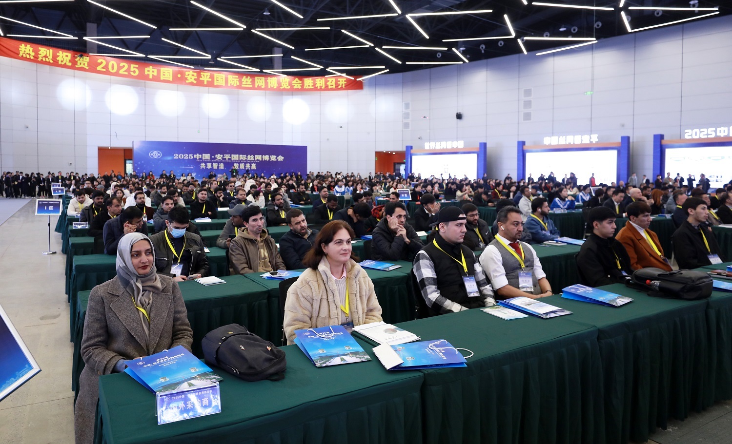 10月22日,2025年中国·安平国际丝网博览会开幕式现场的外国客商。陈月振 摄