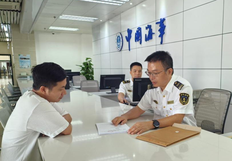 珠海湾仔海事处为上岸船员解答问题(图片:袁斌)