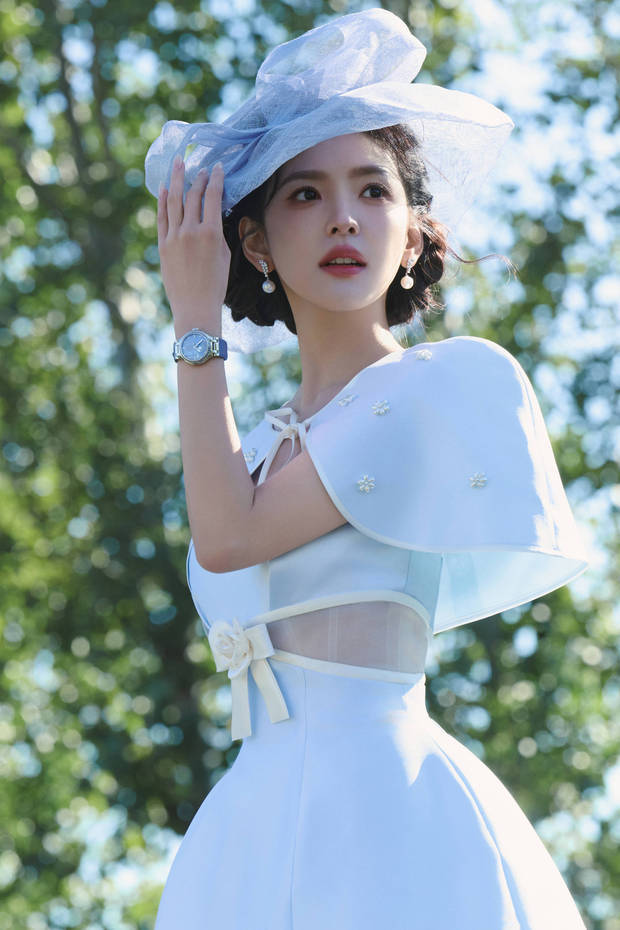 搜狐娱乐讯 近日，章若楠一组美照释出，身穿白色长裙的她化身民国千金气质突出，莞尔一笑甜美俏皮。
