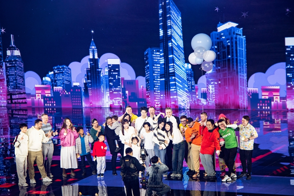 机器人传递圣火 王霜点燃主火炬 武汉市第十二届运动会在车谷开幕