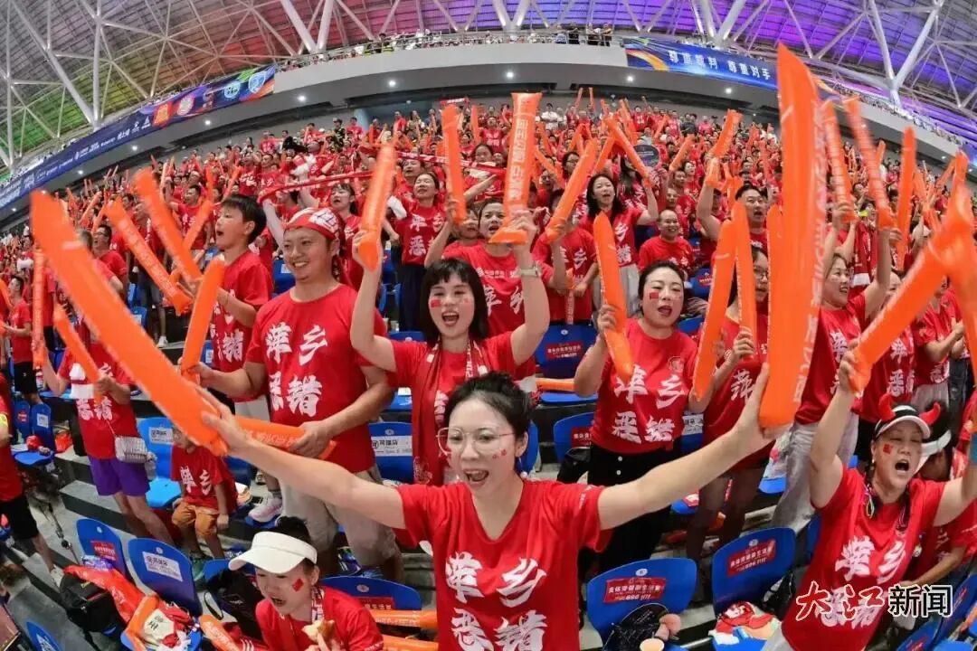 8月17日,萍乡队球迷欢呼。萍乡迎来首胜,2:1主场赢赣州队。江西日报全媒体记者杨继红 摄