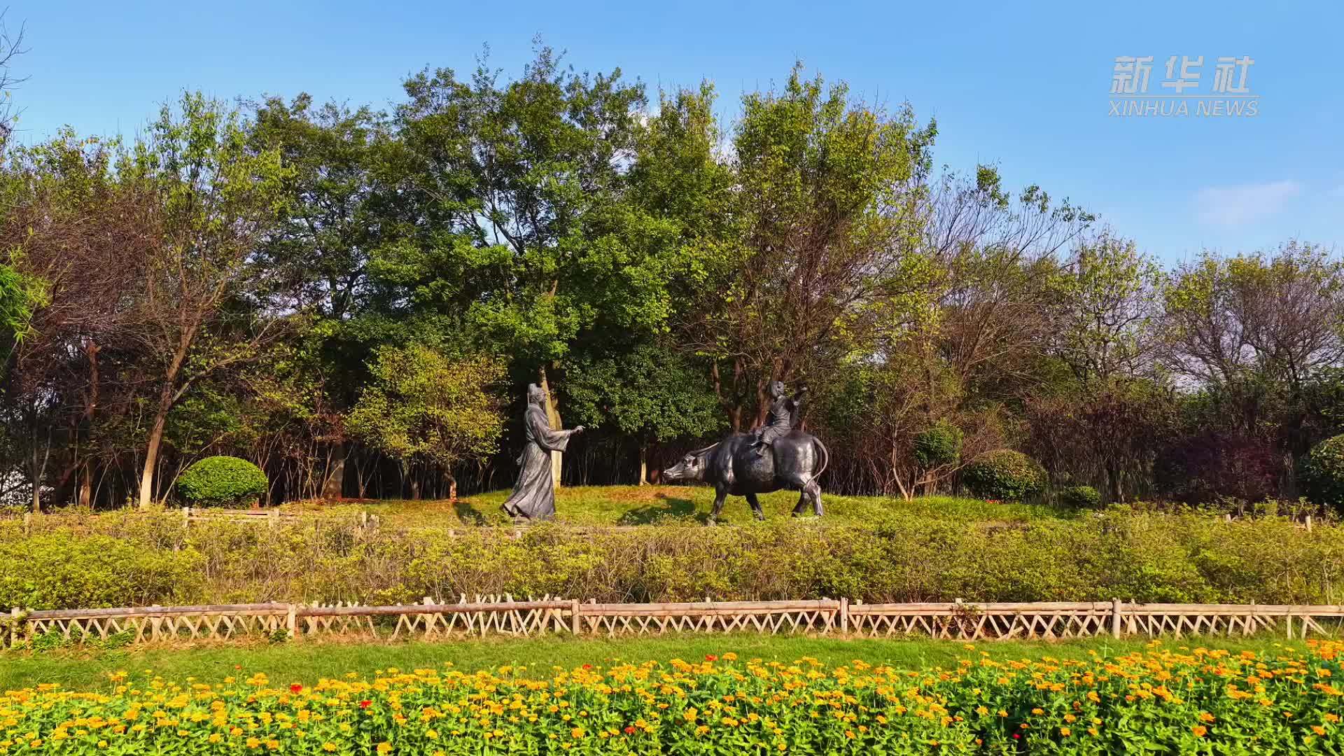 安徽池州：秋染山林 古村如画