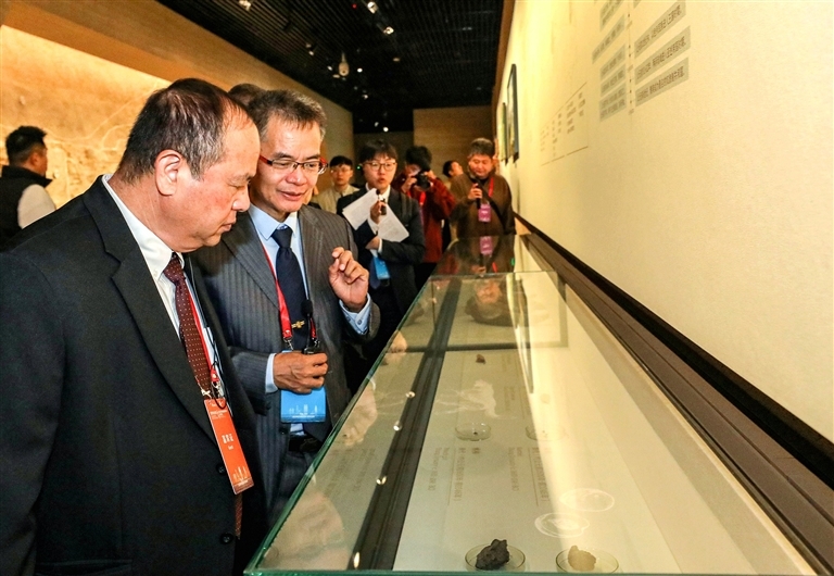 与会嘉宾参观商都遗址博物院。图片均为记者 邓放 摄