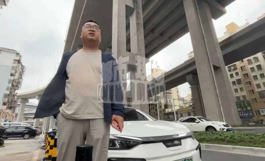 停在南昌洪腾高架附近的近20台汽车被“黑水”污染 施工方中铁三局被指不负责任