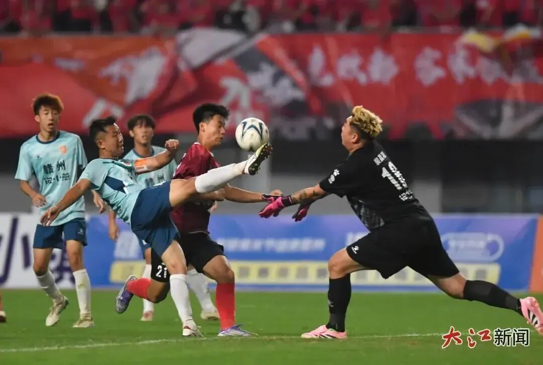 9月20日晚,赣超淘汰赛阶段首轮,南昌队主场对阵赣州。两队门前激战。大江新闻全媒体记者王祺 摄