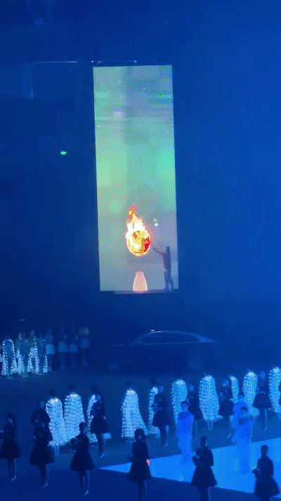 机器人传递圣火 王霜点燃主火炬 武汉市第十二届运动会在车谷开幕