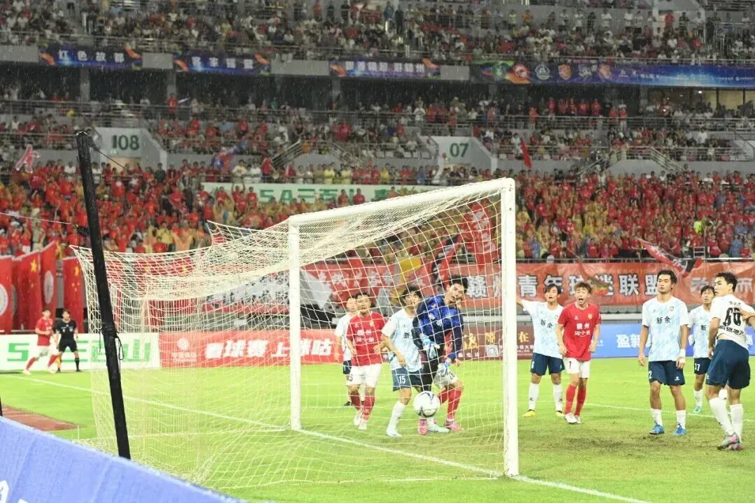 9月7日,赣超第九轮,在赣州队对阵新余队的比赛中,赣州队球员罗罡主罚角球时踢出一记“圆月弯刀”,实现角球直接破门。图片来源:赣南红客户端