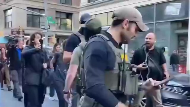 美国纽约民众抗议移民执法行动：情况正恶化