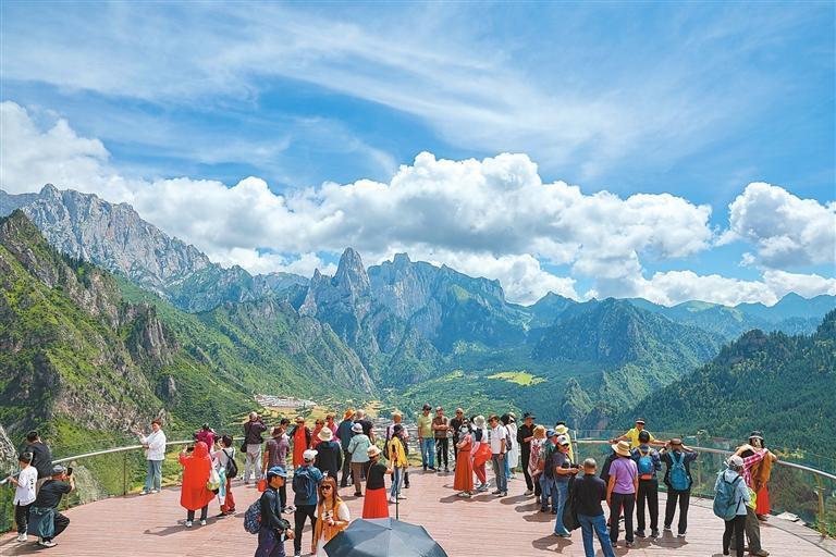 甘南扎尕那景区吸引游客前来游览打卡　新甘肃·甘肃日报通讯员　曹红祖