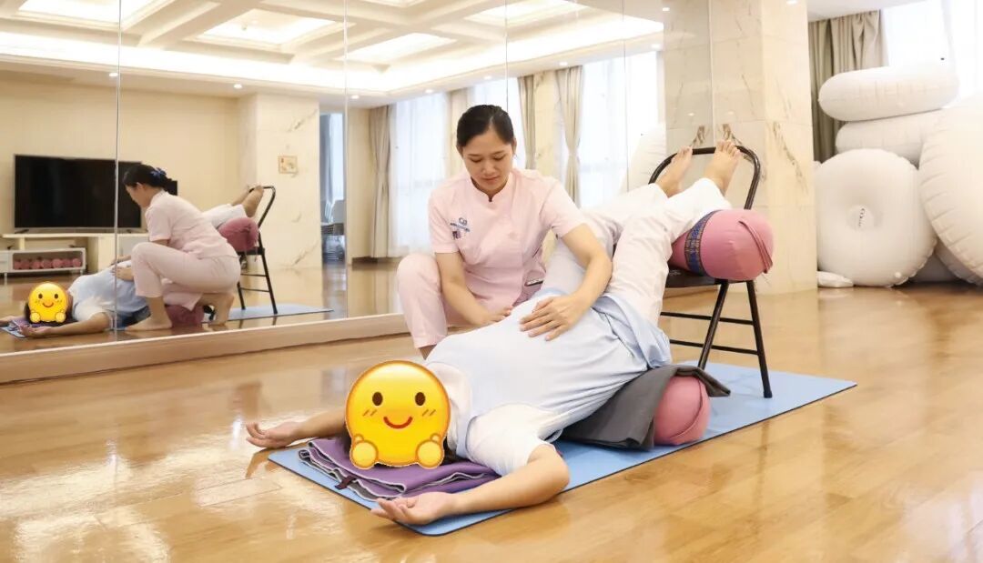 产科门诊副护士长洪少和上课日常