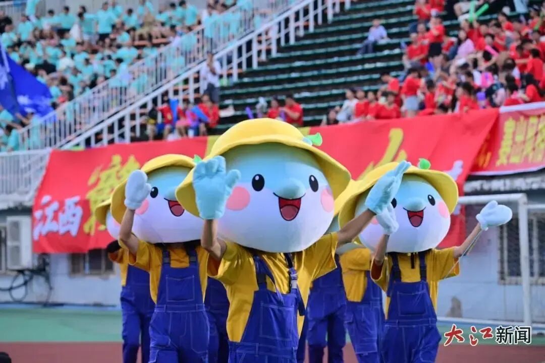 7月12日,赣超揭幕战,南昌队吉祥物 “滕宝”亮相。江西日报全媒体记者杨继红 摄