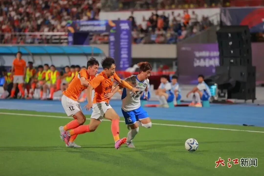 9月21日晚,赣超第二阶段八强淘汰赛,景德镇队主场迎战宜春队在景德镇市体育中心开赛,双方最终以1:1结束比赛。江西日报全媒体记者 吴福清摄