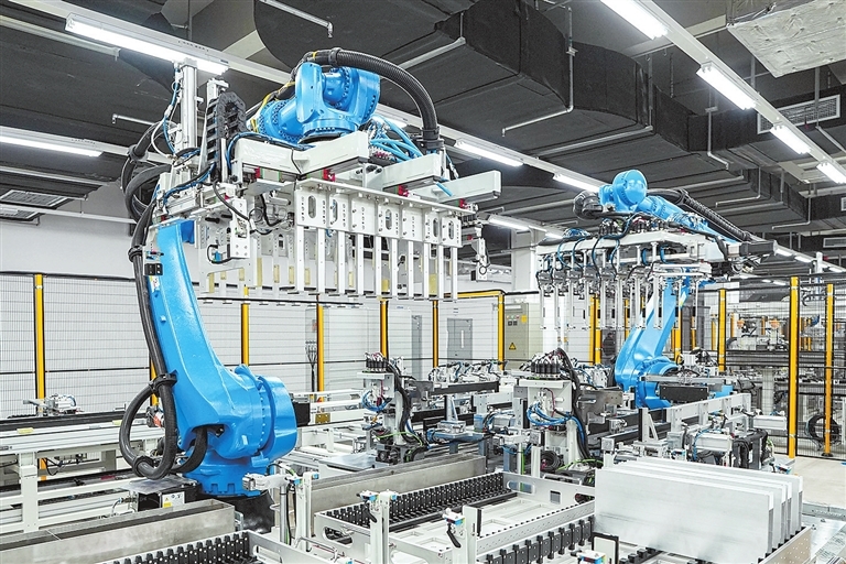 富士康新能源电池公司全自动化产线。 记者 徐聪 摄