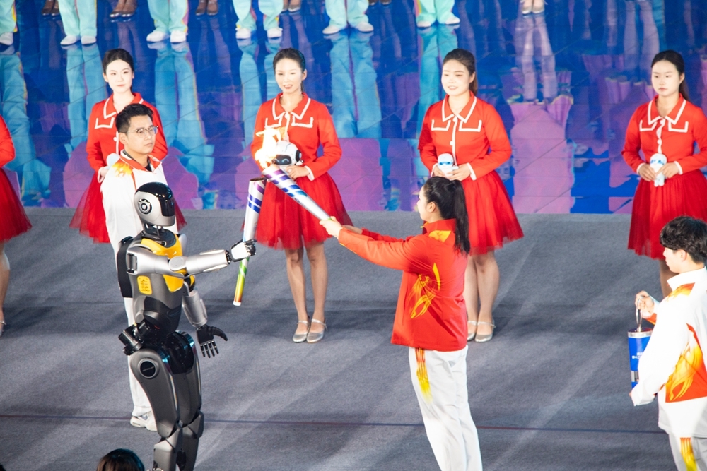 机器人传递圣火 王霜点燃主火炬 武汉市第十二届运动会在车谷开幕