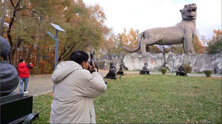(游客在拍摄天下第一虎)
