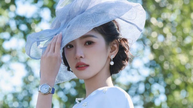 章若楠白裙化身民国千金 温柔抚马画面唯美