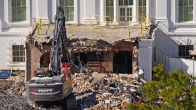 实拍白宫施工现场，特朗普3天把白宫东翼夷为平地！批评者全傻眼