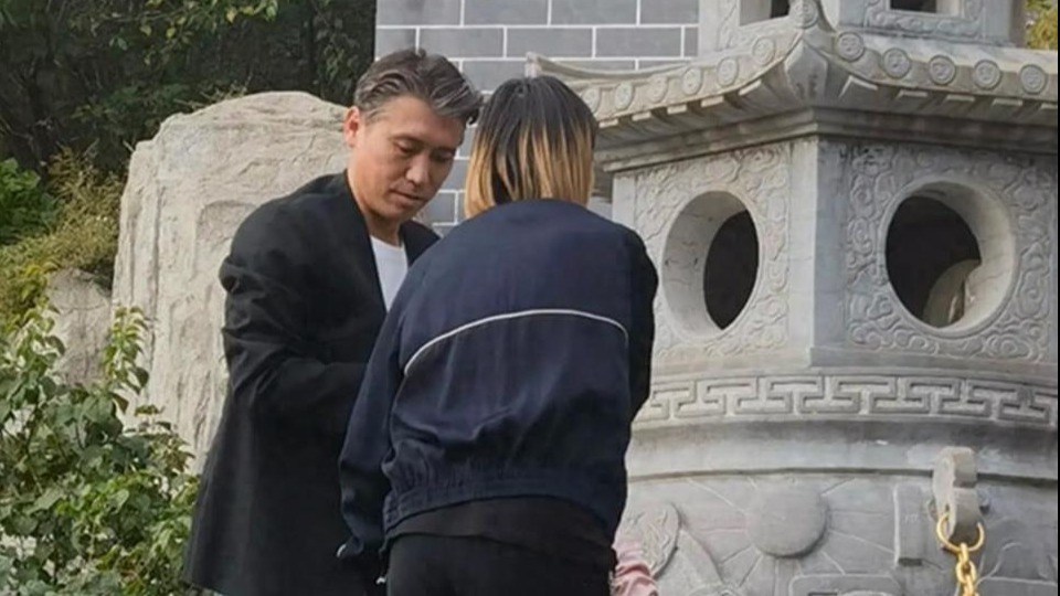 朱媛媛离世5个月后，辛柏青和李乃文现身大孤山，整个人憔悴好多封面图