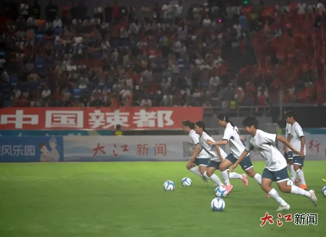 9月7日,赣超萍乡主场,暖场节目中,江西女足U16队队员在表演。之前江西女足U16队以小组第二名的成绩晋级全运会决赛圈。江西日报全媒体记者杨继红 摄